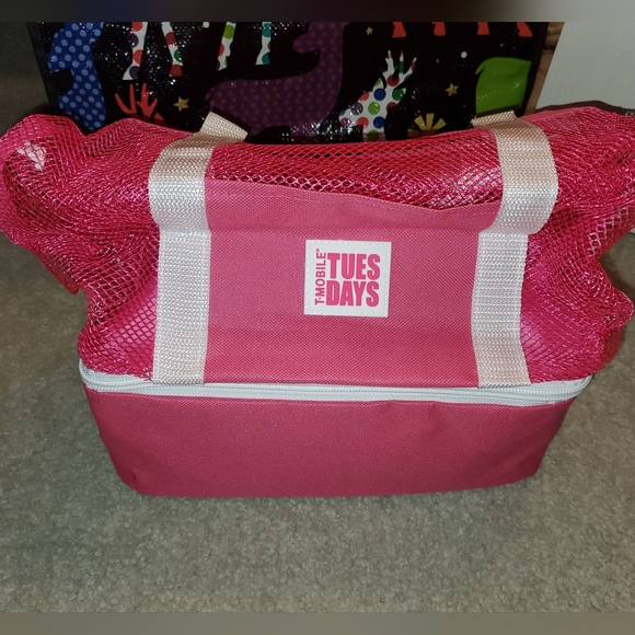 NEW T-Mobile Beach Cooler Tote Bag Insulated Mesh Drink Cold Carrier NIP - Picture 2 of 12